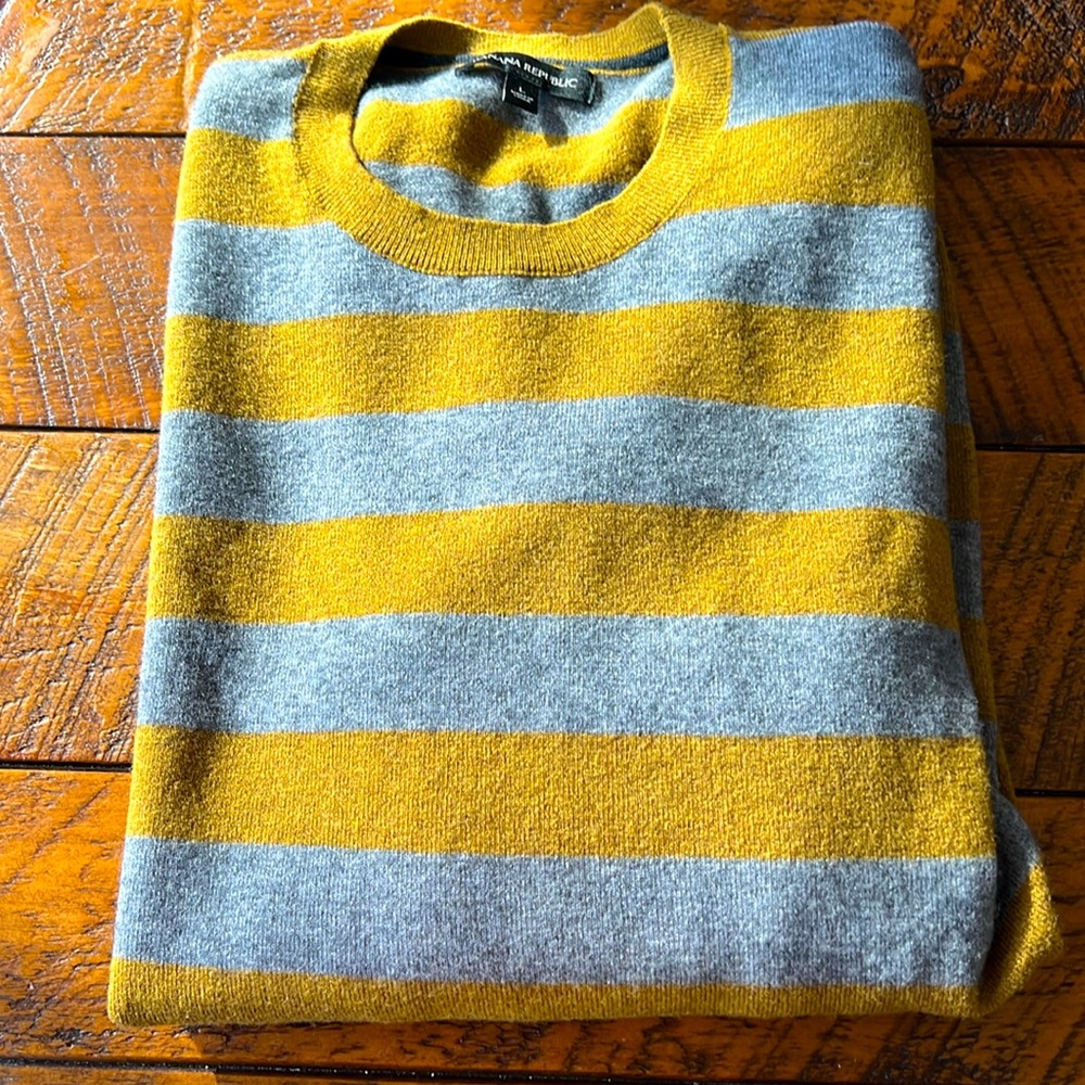 Men’s Size Large Banana Republic Sweater in mustard yellow/gold and Gray